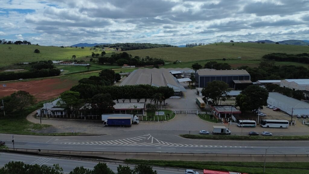 Infraestrutura Único Group: 80 mil m² de área, 30 mil posições de paletes, 100+ funcionários, 144 caminhões parceiros, rastreamento 24 horas